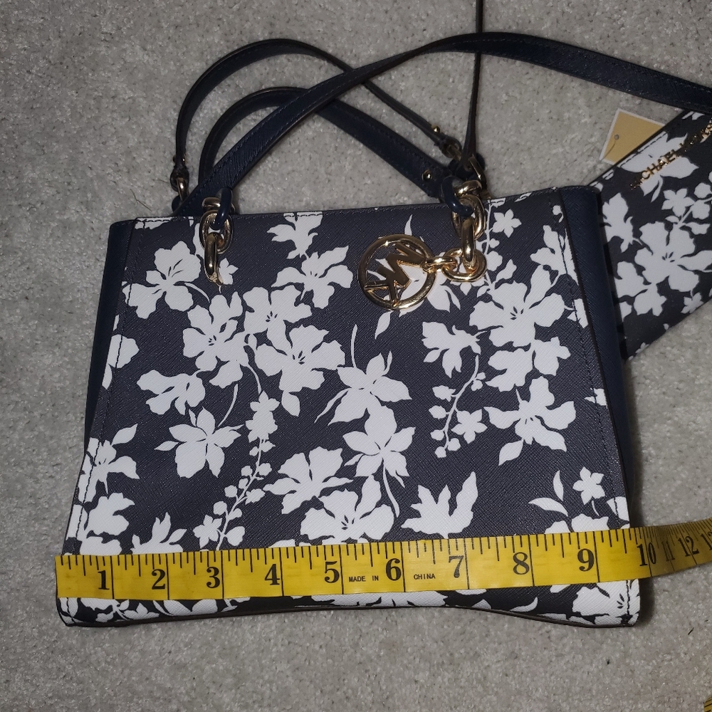 Bundled sale Michael kors purse and wallet - Picture 4 of 15